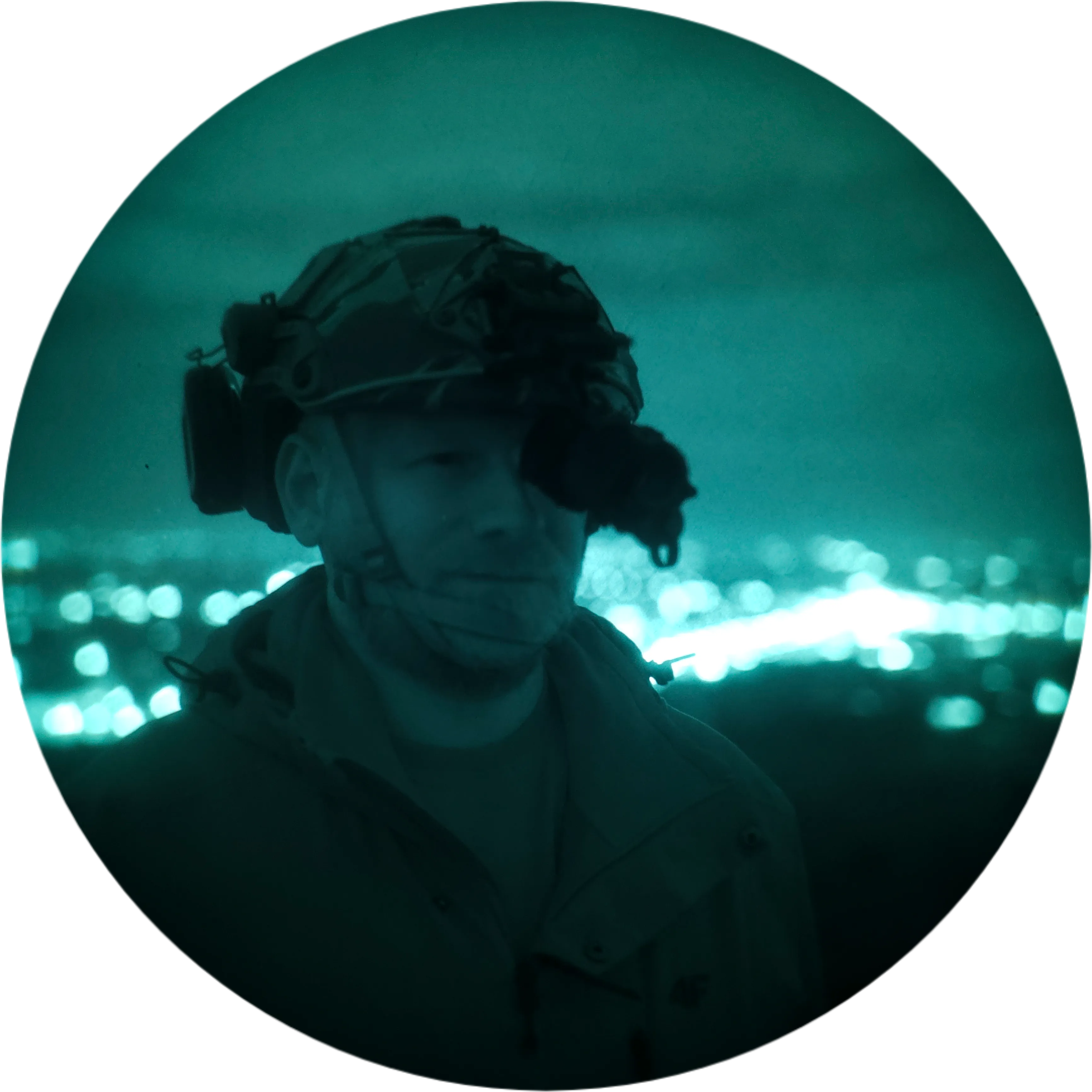 Uczestnik nocnej wycieczki obserwujący panoramę miasta przez gogle noktowizyjne
